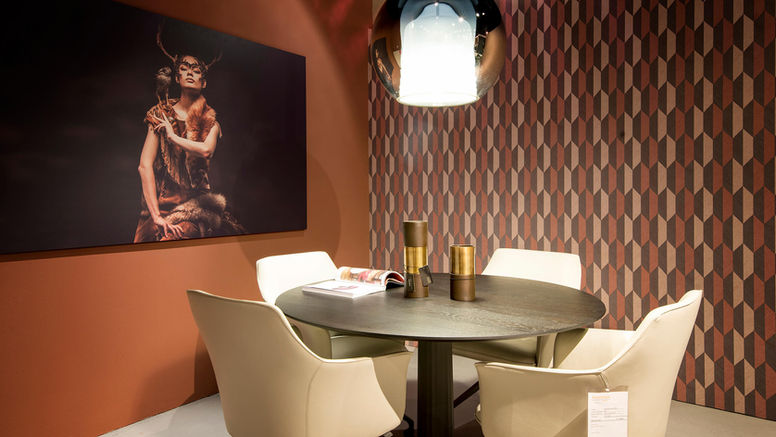 ​interieurfotografie Noord Holland -Moderne eettafel met vier stoelen, wanddecoratie en geometrisch behang