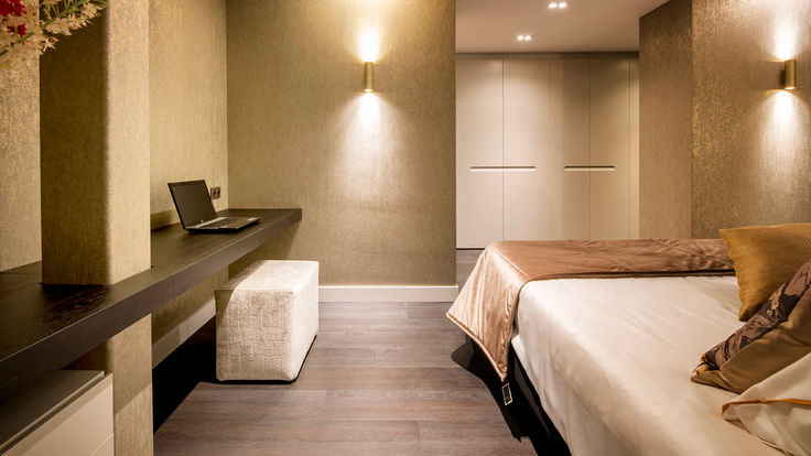 Sfeervolle interieurfoto van de nieuwe showroom van Wooncentrum Veerman in Volendam met warme verlichting en moderne inrichting