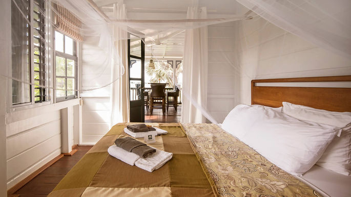 Knusse hotelkamer met hemelbed en balkon