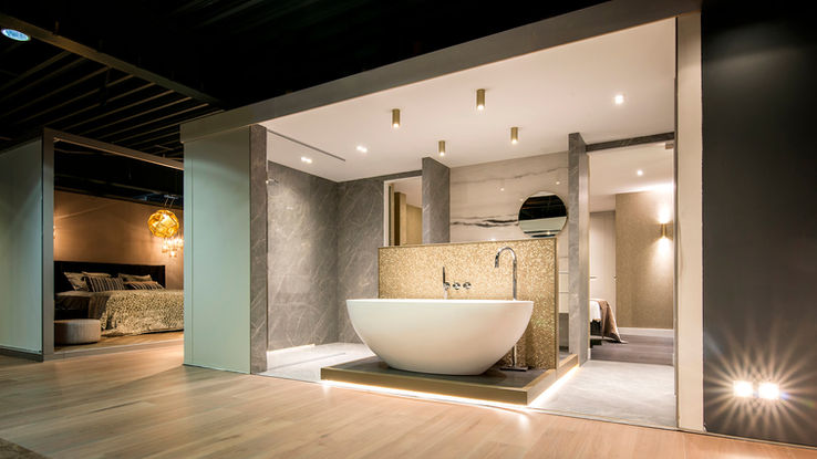 Sfeervolle interieurfoto van de nieuwe showroom van Wooncentrum Veerman in Volendam met warme verlichting en moderne inrichting