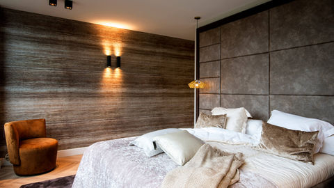 Sfeervolle interieurfoto van de nieuwe showroom van Wooncentrum Veerman in Volendam met warme verlichting en moderne inrichting