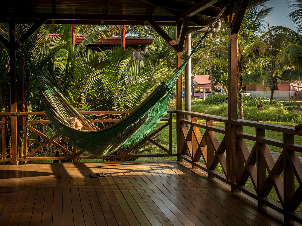Rustige hangmat op houten veranda, tropische tuin
