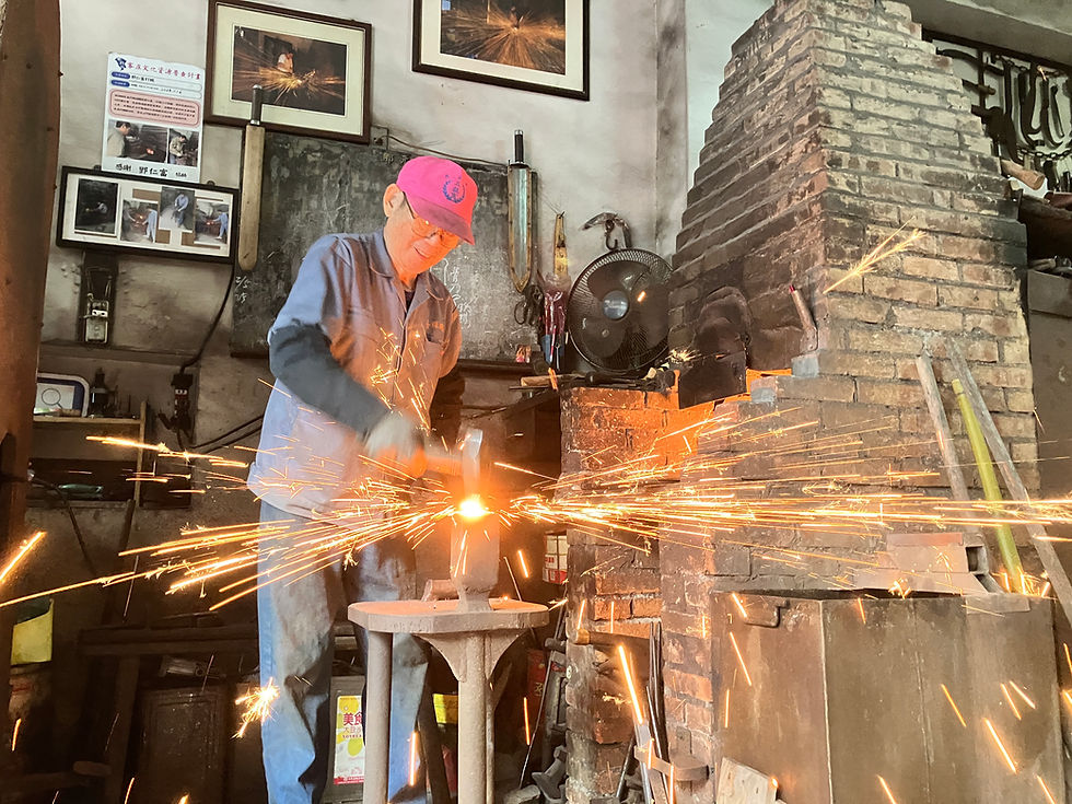 苗栗深度旅遊體驗:職人在打鐵舖製作農具火花四濺