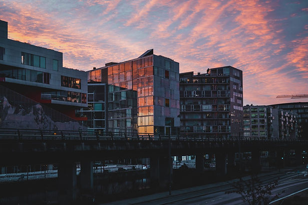 Billede af bygninger i København ved solnedgang.