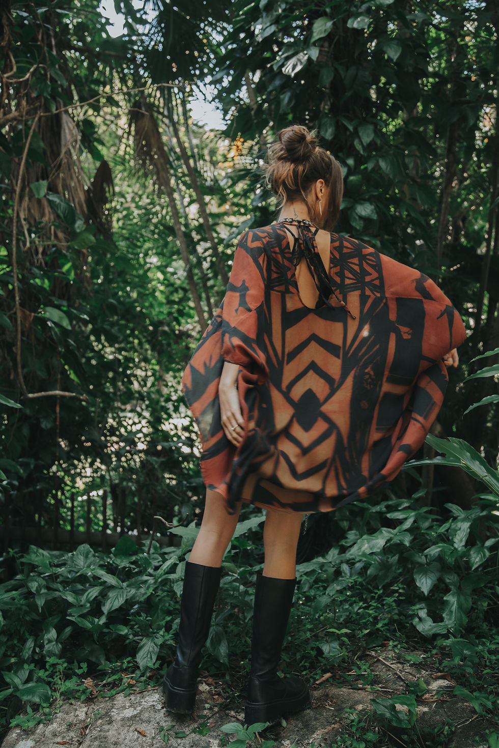 Thumbnail: Komini Cover-Up - 'Scriptures in Sand' an 'Burnt Ember'Print