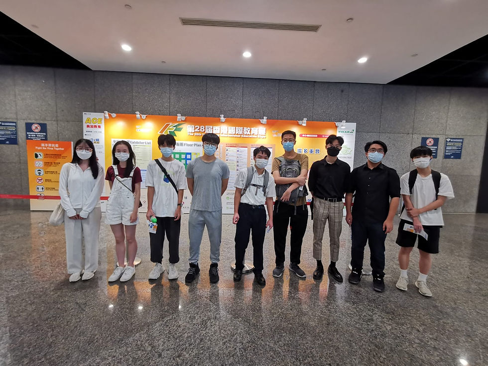 高中同學參加教育展了解升學選擇