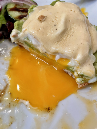 Huevos Benedictinos con aguacate