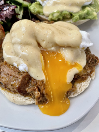 Huevos Benedictinos con cochinita Pibil
