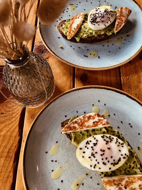 Tosta con aguacate, halloumi y huevo