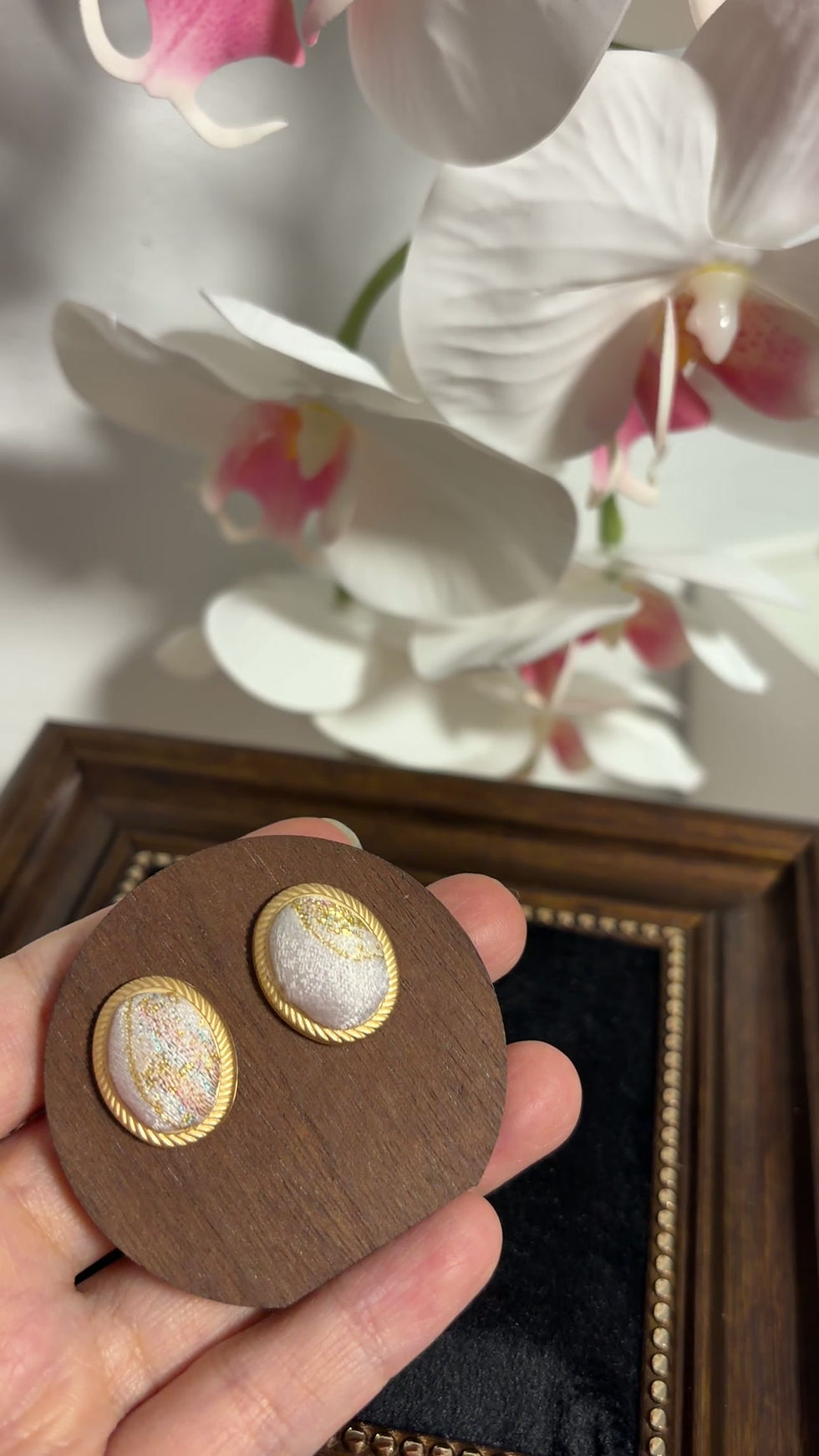 Thumbnail: 「蝶舞」宋锦手作椭圆耳钉「Butterfly Waltz」Song Brocade Handmade Stud Earrings