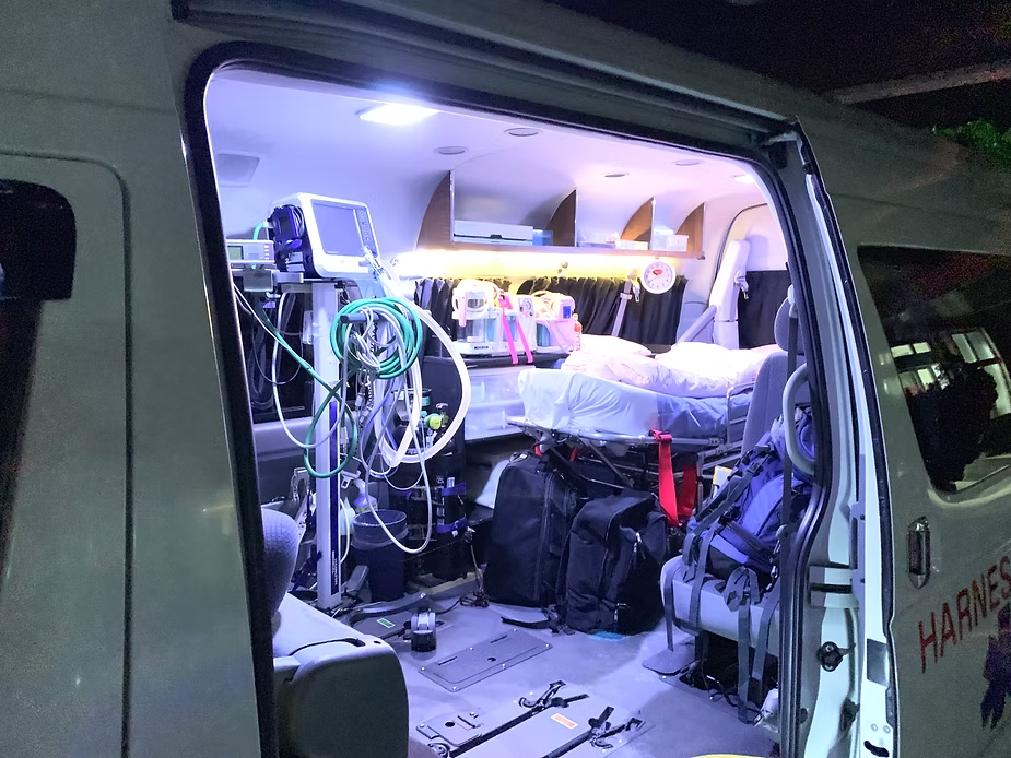 鹿児島から種子島医療センターへ人工呼吸器患者の搬送を行いました。ハーネスケアプロスタッフ