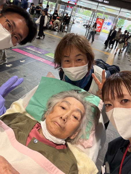 博多駅から東京行きの新幹線に搬送する民間救急ハーネスケア看護師
