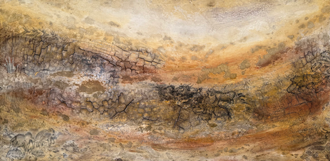 Nahaufnahme von CAVE PAINTING mit stillen Farbnuancen und reliefartiger Tiefe.