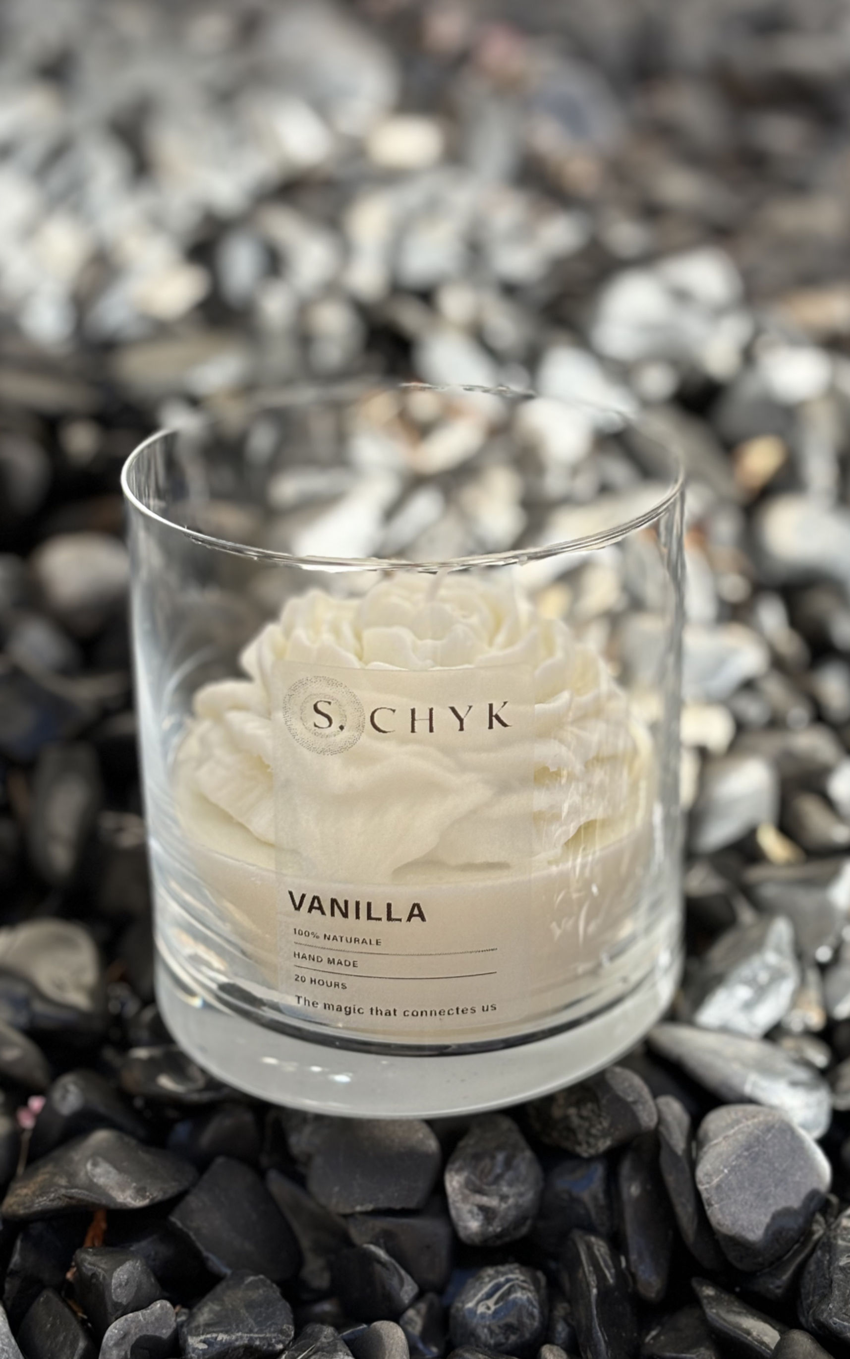 Crystal Glow: A scented candle made of natural wax in a glass design