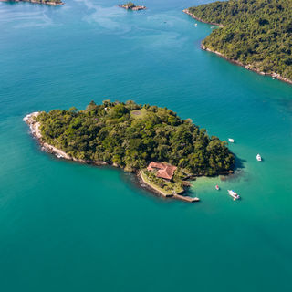 "Ilha da Pescaria em Paraty, cercada por águas cristalinas e ambiente rústico, excelente ponto para mergulho livre e passeios de barco."