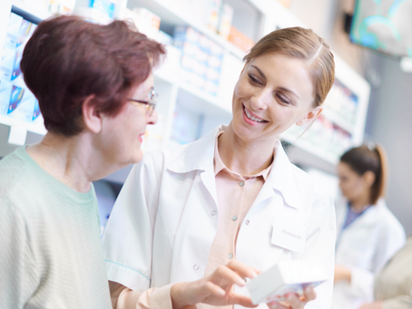 Eczacı ve danışan doğal etkileşim anı