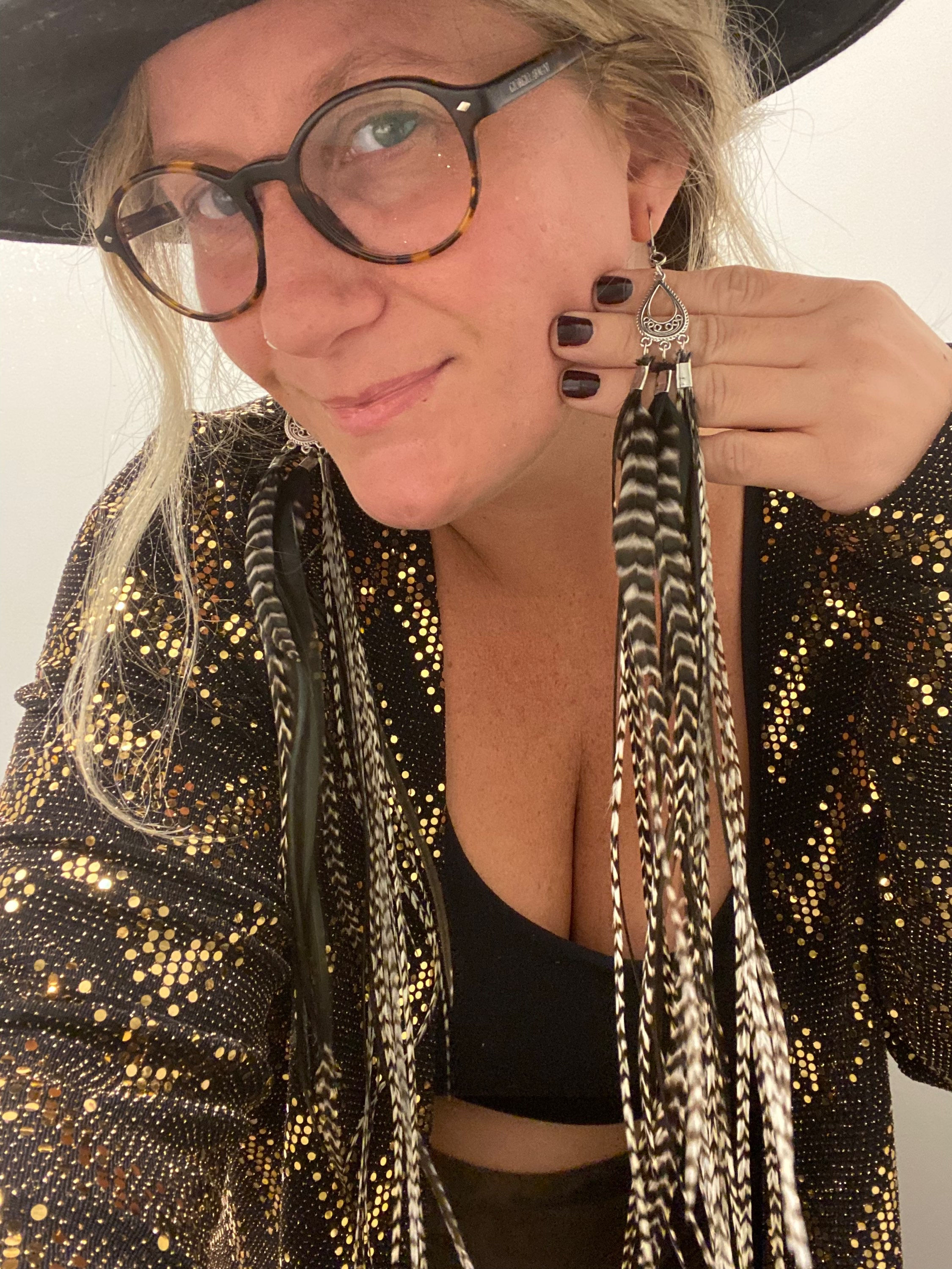 Long black / white charm feathers 