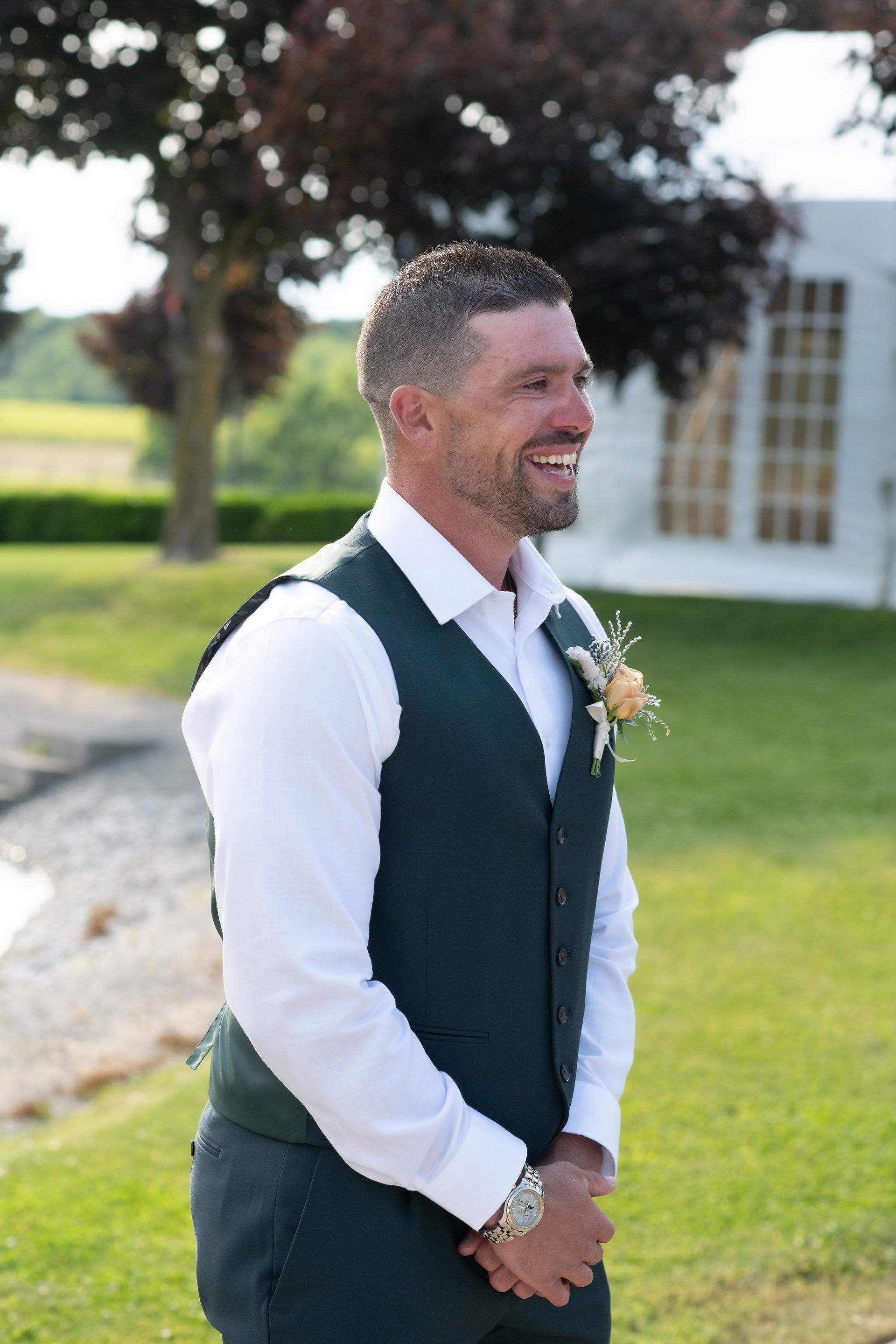 Outdoor wedding ceremony at Lincoln Estates photographed by Niagara wedding photographer