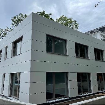Modernes Gebäude, weiße Fassade