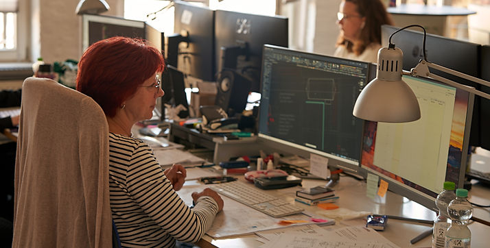 Personen die am Schreibtisch arbeiten