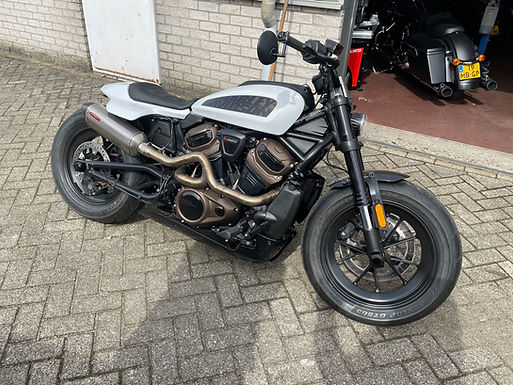 Sportster S met custom voorbochten en demper