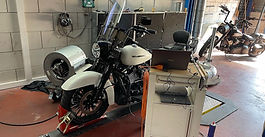 2019 Road King 114 op de bank met Screaming Eagle nokkenas