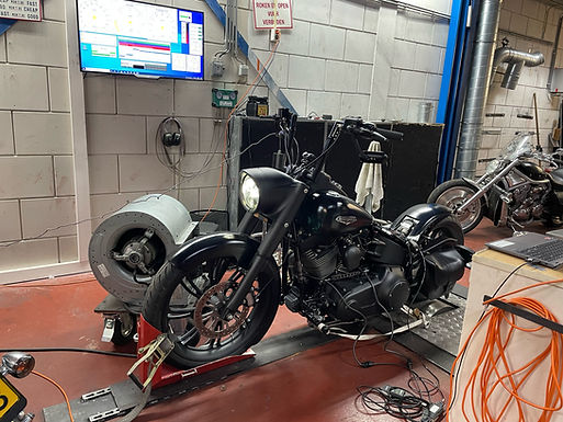 Ricardo zijn 2013 Softail met alleen een tune, Stage I