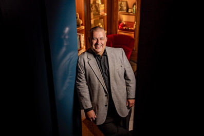 Rob Thompson photographed by James Murphy for Trainman Photography at the Chicago Magic Lounge