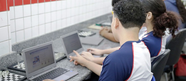 Adolescentes do Centro Estadual de Educação Profissional Professora Lourdinha Guerra usando dispositivos 