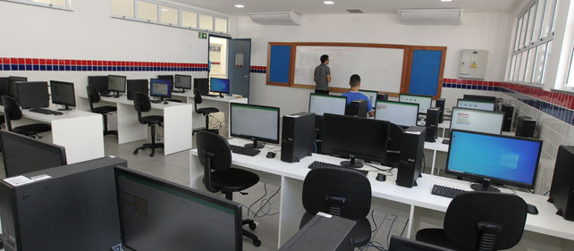 Laboratório de informática em escola