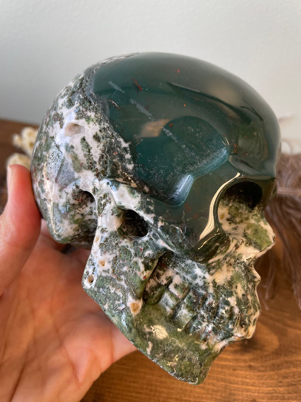 Thumbnail: Moss agate crystal skull 