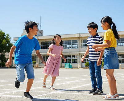 校庭で遊ぶ子供たち