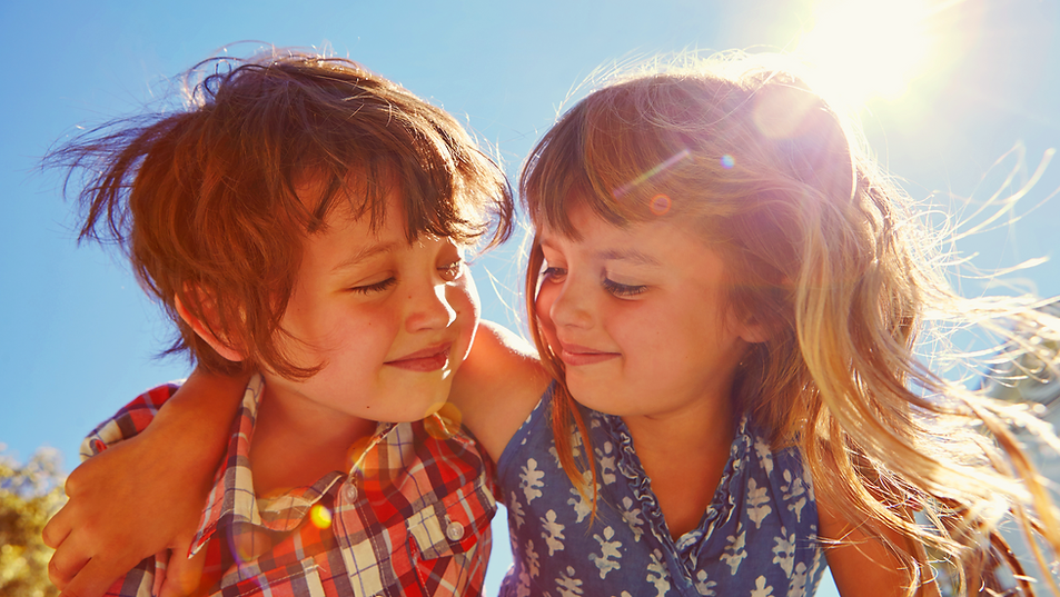 Des enfants souriants ensemble