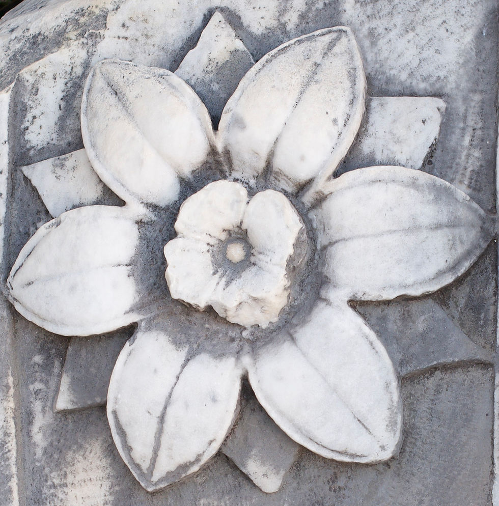 Miniatura: The Astraea Leather Shoulder Bag in Marble Bloom