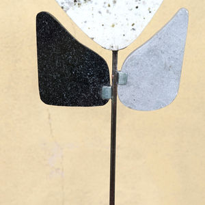 Sculpture contemporaine en granits, marbre et acier, vue de face