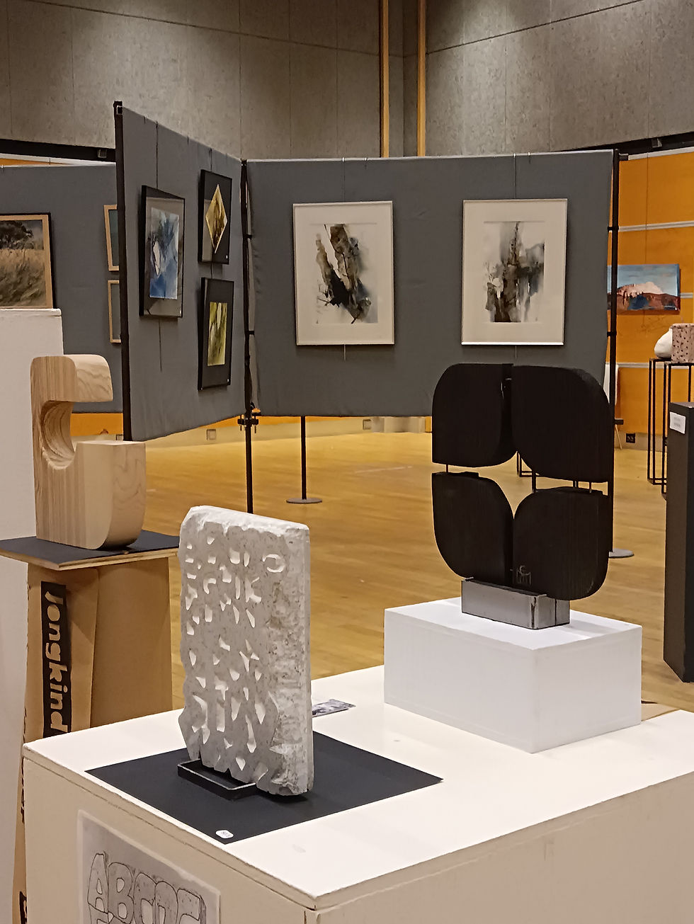 Sculptures contemporaines de Marie-Laure Teisseire présentées au Salon des Amis des Arts de Voiron en avril 2025, autour de l’écriture et de la typographie