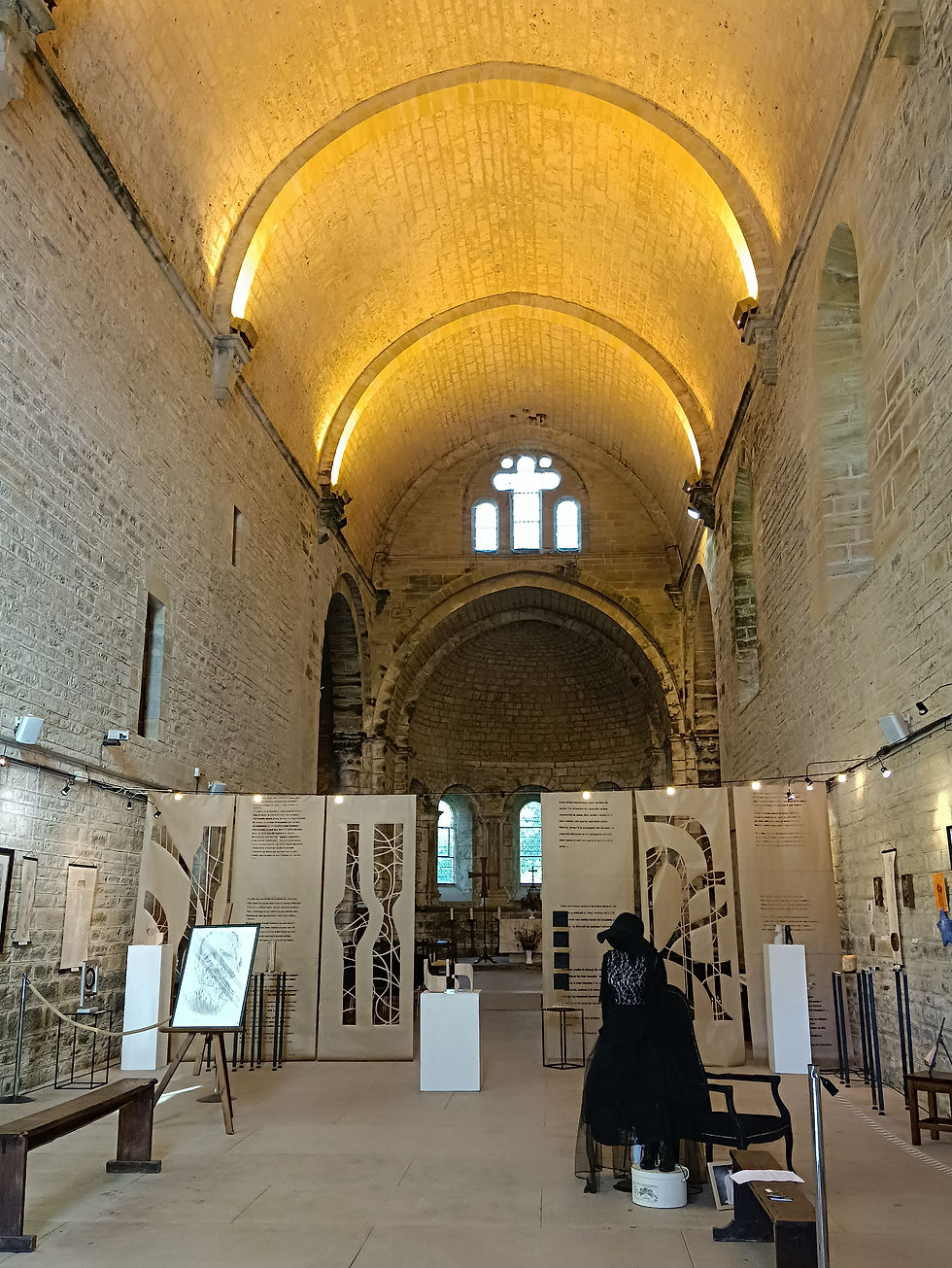 Scénographie de l’exposition Vivre ! dans la nef du prieuré de Marnans