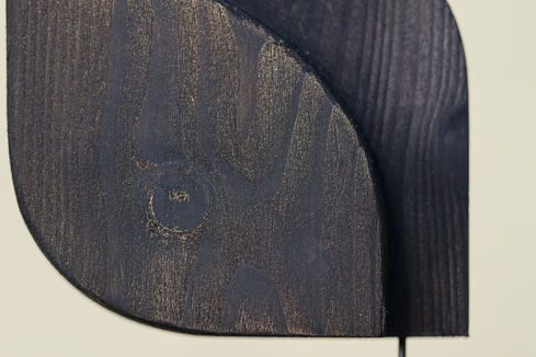 Sculpture bois épicea, acier, encre, détail