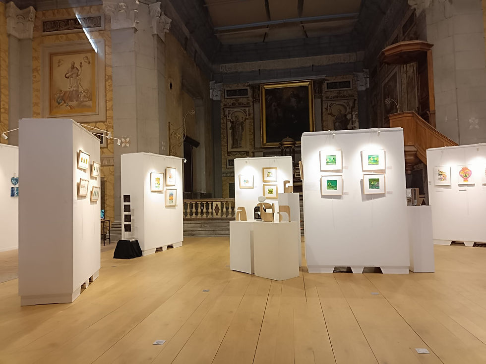 Vue d’ensemble de l’exposition Alchimies sensibles dans la Chapelle Vaugelas de Chambéry, avec les œuvres de six artistes présentées sur des panneaux et socles blancs au cœur de la chapelle