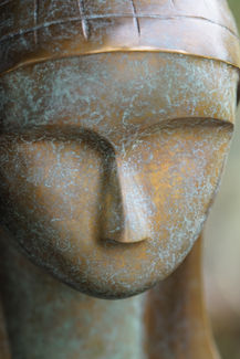 Détail du visage d'Altera, sculpture en bronze de Marie-Laure Teisseire