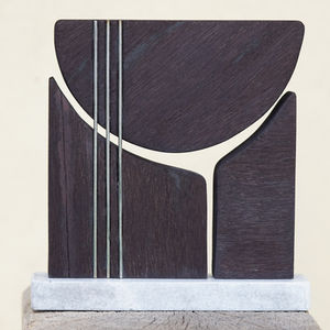 Sculpture contemporaine en méranti, encre noire, inox et marbre de Marie-Laure TEISSEIRE