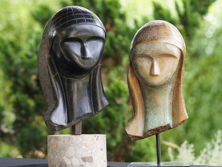 Altera, sculpture en bronze, présentée aux côtés de la sculpture originale en serpentine réalisée plus de vingt ans auparavant.
