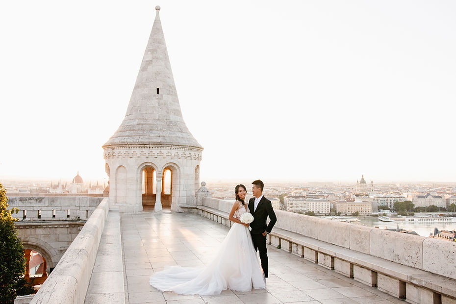 Pre‑wedding photoshoot at Fisherman’s Bastion during sunrise in Budapest.