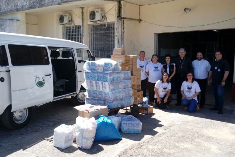 Grupo entregou centenas de kits com materiais de higiene. Foto: divulgação