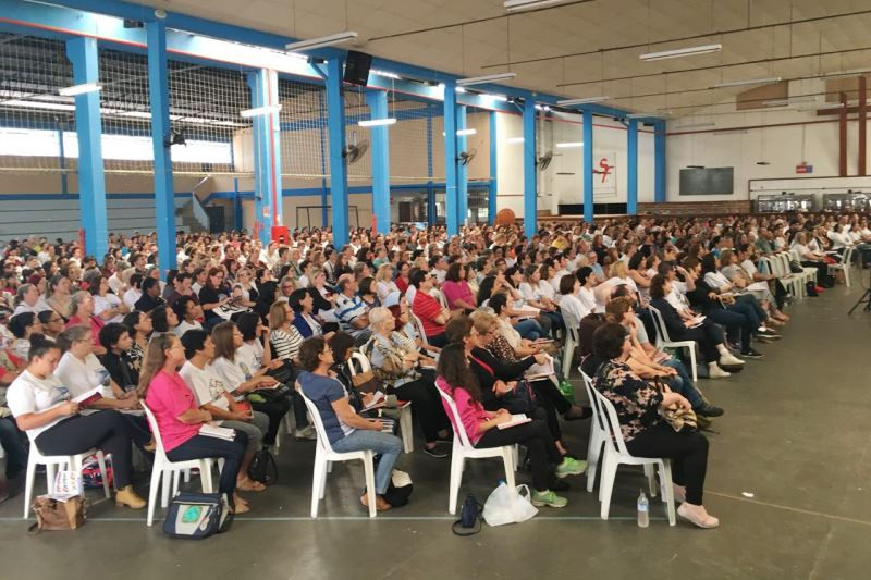 Nos encontros deste mês os catequistas receberam o texto-base para 2018. Foto: Pe. Fabiano Schwanck Colares