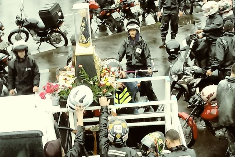 Mesmo com chuva, devotos prestaram homenagem a Nossa Senhora Aparecida. Foto: Sindimoto