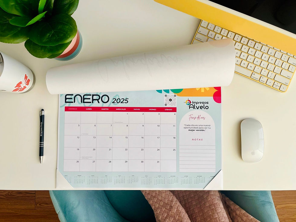 Foto de nuestro calendario sobre un escritorio de oficina