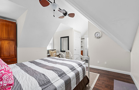 Before picture of upstairs bedroom