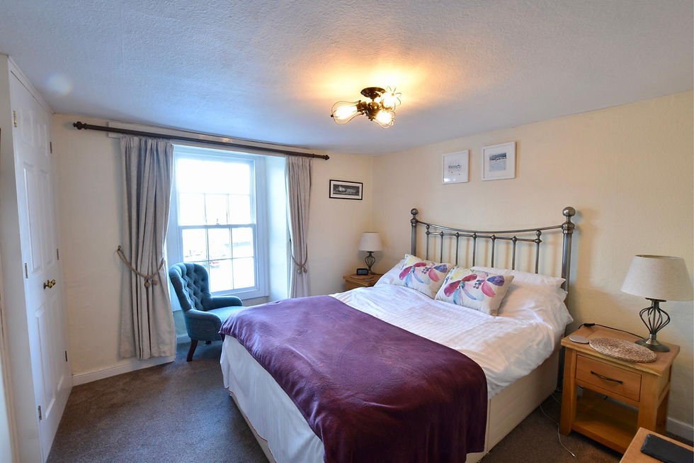 Cottage king size bed with sea view