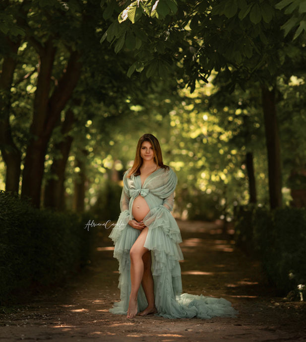 Mujer embarazada posando en exterior en Madrid